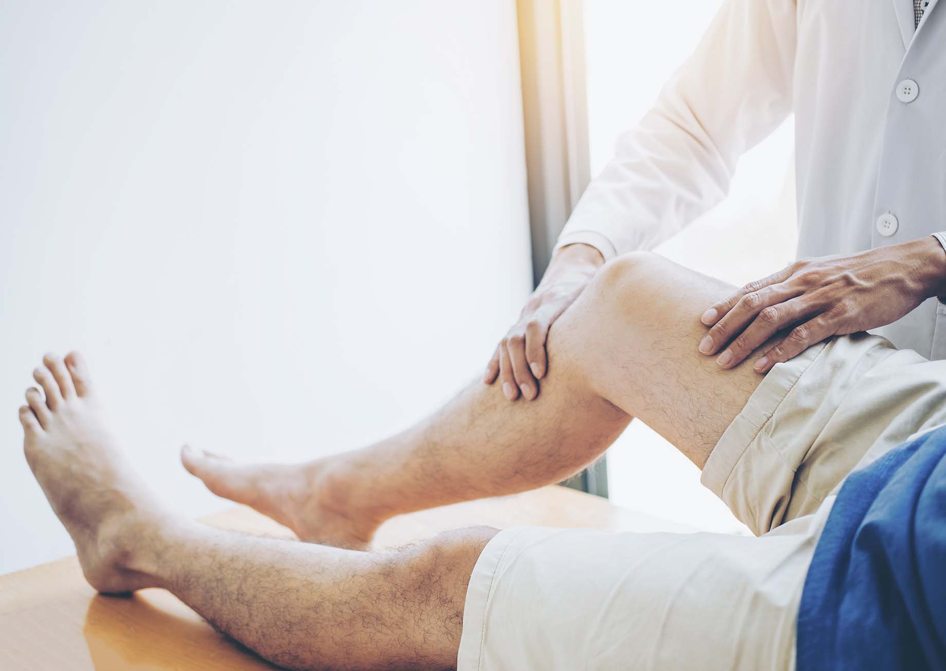 Terapeuta viendo la rodilla de un paciente Advanced pro care